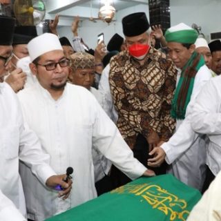 Gubernur Jawa Tengah, Ganjar Pranowo, melayat KH Dimyati Rois di rumah duka, kompleks Pondok Pesantren Al Fadhlu wal Fadhilah, Jagalan, Kaliwungu, Kendal