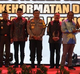 CENDERA MATA:Ketua BK DPRD Jateng St Sukirno menerima cendera mata dari MKD DPR RI di Mapolda Jateng. Rombongan MKD DPR RI melakukan kunjungan kerja ke Mapolda Jateng, Selasa (21/6)