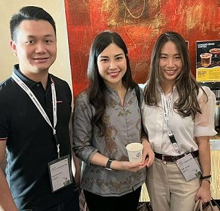 Andy Siswanto (Co-Founder Bumi Arjuna), Angela Tanoesoedibjo (Wakil Menteri Kemenparekraf), Maria Helena Heru (CEO & Founder Bumi Arjuna), foto bersama usai mendapatkan anugerah Food Startup Indonesia 2022. (Foto; Ist)