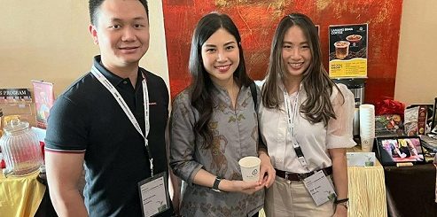 Andy Siswanto (Co-Founder Bumi Arjuna), Angela Tanoesoedibjo (Wakil Menteri Kemenparekraf), Maria Helena Heru (CEO & Founder Bumi Arjuna), foto bersama usai mendapatkan anugerah Food Startup Indonesia 2022. (Foto; Ist)