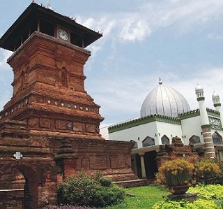 Masjid Menara Kudus, peninggalan Ja'far Shodiq atau Sunan Kudus, dibuat dari tumpukan batu bata yang beratap kayu dengan bentuk limas segi empat. Masjid Menara menjadi salah satu tujuan wisata reliji