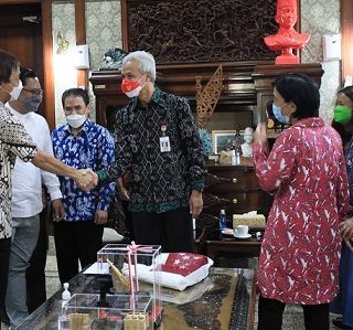 Panitia Pelaksana Mennonite World Conference (MWC) ke 17 menemui Gubernur Jateng Ganjar Pranowo di rumah dinasnya, Selasa (14/6). Kegiatan MWC akan berlangsung awal Juli mendatang