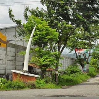 Gapura sederhana di pinggir jalan raya Kudus - Pati dan penunjuk arah ke lokasi Museum Purbakala Patiayam Kudus