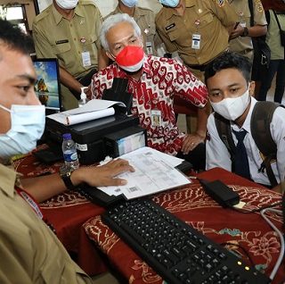Gubernur Jawa Tengah melakukan sidak pelaksanaan Penerimaan Peserta Didik Baru (PPDB) di SMAN 5 Semarang, Senin (20/6). Ganjar menerima laporan sampai hari kelima pelaksanaan PPDB berjalan lancar