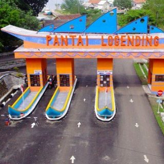 Pintu masuk ke area wisata Pantai Logending atau Pantai Ayah