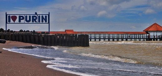 Pantai Purwahamba Indah Tegal dilengkapi spot foto berbentuk jembatan untuk para wisatawan
