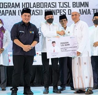 Direktur SDM dan Umum SIG, Agung Wiharto (ketiga dari kiri) didampingi Menteri BUMN, Erick Thohir (kedua dari kiri) simbolis menyerahkan bantuan alat pembelajaran kepada ustadz M Zaenal Arifin dalam kegiatan Program Kolaborasi TJSL BUMN, Pelatihan Bisnis Terapan (Vokasi) di Pondok Pesantren Qomaruddin, Kecamatan Bungah, Gresik, Jawa Timur (6/10).