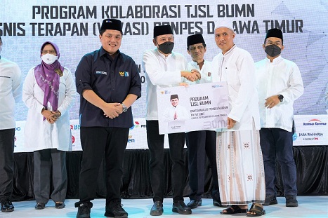 Direktur SDM dan Umum SIG, Agung Wiharto (ketiga dari kiri) didampingi Menteri BUMN, Erick Thohir (kedua dari kiri) simbolis menyerahkan bantuan alat pembelajaran kepada ustadz M Zaenal Arifin dalam kegiatan Program Kolaborasi TJSL BUMN, Pelatihan Bisnis Terapan (Vokasi) di Pondok Pesantren Qomaruddin, Kecamatan Bungah, Gresik, Jawa Timur (6/10).