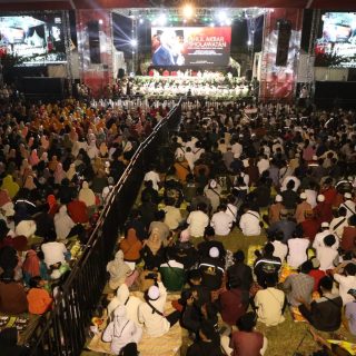 Acara Tahlil Akbar dan Sholawatan mengenang Bung Karno bersama Habib Syech di Benteng Vastenberg, Surakarta, Jumat (24/6) malam