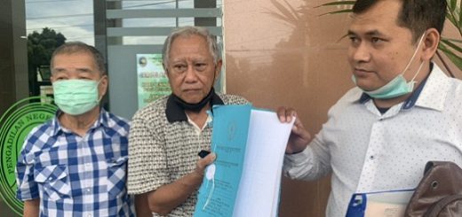 Ketua Alumni THHK Semarang, Edy Boentoro (tengah) didamping anggota (kiri) didamping tim kuasa hukumnya, Mustain SH (kanan).