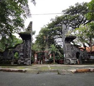 Gerbang masuk Kampung Wisata Taman Lele. Di dalamnya terdapat banyak fasilitas wisata, seperti kolam renang, arena mainan anak, gazebo, jogging track, dan penginapan
