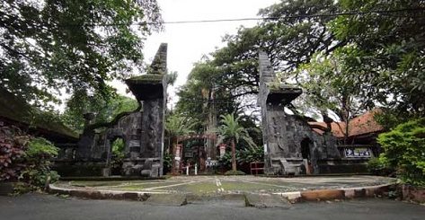 Gerbang masuk Kampung Wisata Taman Lele. Di dalamnya terdapat banyak fasilitas wisata, seperti kolam renang, arena mainan anak, gazebo, jogging track, dan penginapan