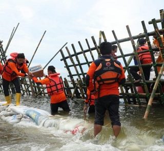 Perbaikan tanggul jebol di Semarang. Penyebab tanggul jebol adalah luapan air rob