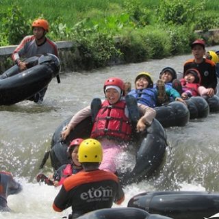 Kegiatan river tubing menyusuri sungai irigasi merupakan wahana andalan pengunjung di Desa Wisata Pandansari Kabupaten Batang