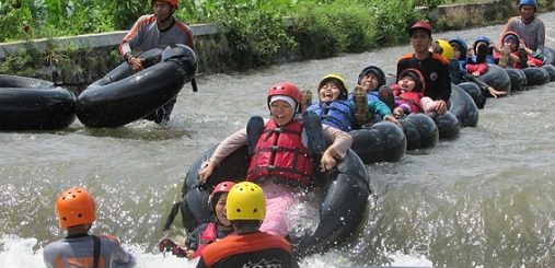 Kegiatan river tubing menyusuri sungai irigasi merupakan wahana andalan pengunjung di Desa Wisata Pandansari Kabupaten Batang