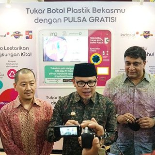 President Director & CEO Indosat Ooredoo Hutchison, Vikram Sinha (tiga dari kiri), Director & Chief Regulatory Officer Indosat Ooredoo Hutchison, M Buldansyah (kanan), Wali Kota Pemerintah Kota Bogor, Bima Arya (tiga dari kanan), Fungsional Ahli Madya Pengendali Dampak Lingkungan KLHK RI, Teddy Mahendra (dua dari kiri), Kepala Dinas Lingkungan Hidup Kota Bogor, Deni Wismanto (kiri), dan Direktur Bogor Trade Mall, Samuel Koshan (dua dari kanan) pada saat berfoto bersama saat peluncuran program Sampah Jadi Pulsa di Bogor, Jumat (24/6).