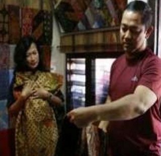 Wali Kota Semarang Hendrar Prihadi melihat produk kain batik karya warga Kampoeng Batik saat mengunjungi destinasi wisata itu