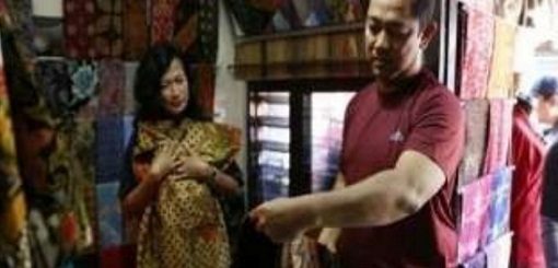 Wali Kota Semarang Hendrar Prihadi melihat produk kain batik karya warga Kampoeng Batik saat mengunjungi destinasi wisata itu