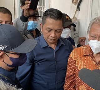 Kuasa Hukum Derden Verzet, Nico Arief Budi Santoso didampingi Ketua Yayasan THHK, Edy Bontoro saat mendengarkan surat putusan PN