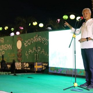 Gubernur Jawa Tengah, Ganjar Pranowo, memberi sambutan pada acara Kongres Sampah II di Paseban Bugisan, Kecamatan Prambanan, Kabupaten Klaten, Sabtu (25/6/2022)