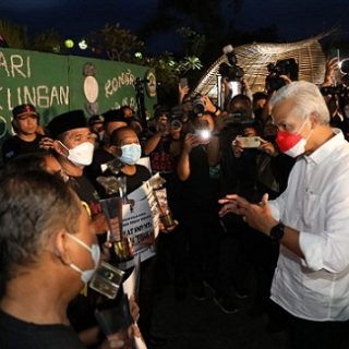 Gubernur Jawa Tengah, Ganjar Pranowo, berdialog dengan para penerima penghargaan pada acara Kongres Sampah II di Prambanan, Kabupaten Klaten, Sabtu (25/6/2022)