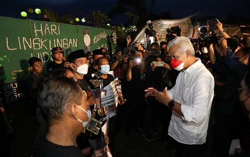 Gubernur Jawa Tengah, Ganjar Pranowo, berdialog dengan para penerima penghargaan pada acara Kongres Sampah II di Prambanan, Kabupaten Klaten, Sabtu (25/6/2022)