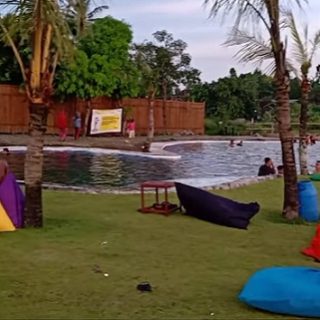 SUASANA PANTAI. Pengunjung Bale Rantjah Park Boyolali bisa santai di tepi kolam renang seakan berada di pinggir pantai