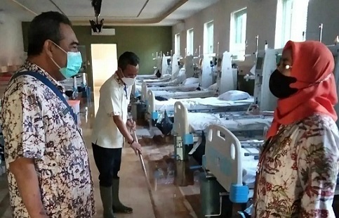 Kepala Dinas Kesehatan Kabupaten Pati, dr Aviani Tritanti Venusia, MM, mengunjungi penanganan paska banjir di RSUD RAA Soewondo Pati. Lumpur dan kotoran dari sisa banjir masih terlihat dalam proses pembersihan 