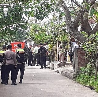 Rombongan polisi yang dipimpin Kapolda Jateng, Irjen Pol Ahmad Luthfi mendatangi kediaman orang tua Muslimin untuk memastikan kematian datang dari penembakan di Banyumanik.