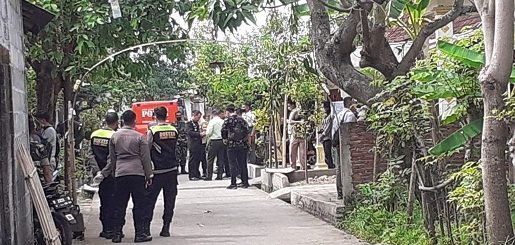Rombongan polisi yang dipimpin Kapolda Jateng, Irjen Pol Ahmad Luthfi mendatangi kediaman orang tua Muslimin untuk memastikan kematian datang dari penembakan di Banyumanik.