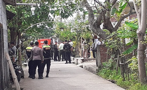 Rombongan polisi yang dipimpin Kapolda Jateng, Irjen Pol Ahmad Luthfi mendatangi kediaman orang tua Muslimin untuk memastikan kematian datang dari penembakan di Banyumanik.