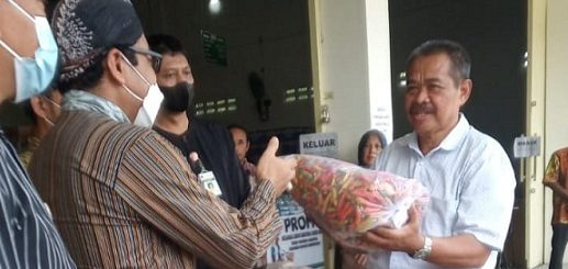 Ketua Umum Apmiso Nasional, Lasiman, secara simbolis menerima cabai rawit. Pemprov Jateng memberikan subsidi kepada para pedagang mie dan bakso karena harga cabai rawit dan bawang merah naik