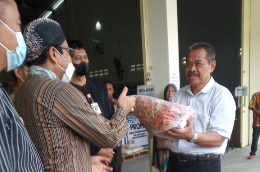Ketua Umum Apmiso Nasional, Lasiman, secara simbolis menerima cabai rawit. Pemprov Jateng memberikan subsidi kepada para pedagang mie dan bakso karena harga cabai rawit dan bawang merah naik