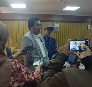 Ketua Komisi A DPRD Jateng Muhammad Saleh didampingi Ketua Satu Nada (Persatuan non-ASN Daerah) Jateng, Arif Muliyanto, memberikan keterangan kepada wartawan usai audiensi, Jumat (29/7)
