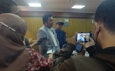 Ketua Komisi A DPRD Jateng Muhammad Saleh didampingi Ketua Satu Nada (Persatuan non-ASN Daerah) Jateng, Arif Muliyanto, memberikan keterangan kepada wartawan usai audiensi, Jumat (29/7)