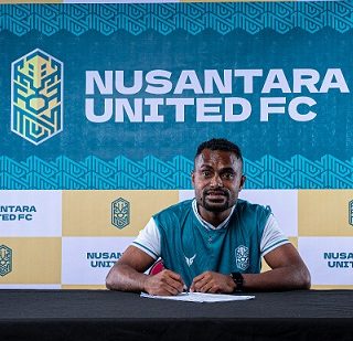 Dominggus Kereway Resmi Gabung Nusantara United SALATIGA (Awal.id) - Manajemen Nusantara United resmi mengumumkan Dominggus Kereway sebagai pemain pertama dalam skuat yang disiapkan untuk mengarungi Liga 2 musim 2022/2023. Sesuai arahan Pelatih Utama Nusantara United, Slamet Riadi, winger berusia 27 tahun asal Manokwari tersebut akan mengisi posisi sayap di lini serang. Dominggus akan menjadi amunisi penting tim untuk mengeksploitasi pertahanan lawan. Sebelumnya, dia pernah menjadi pilar PON Papua Barat, Perseman Manokwari, Persewangi Banyuwangi, Semeru FC, Martapura FC, dan Kalteng Putra. Domi sapaan akrabnya mengatakan siap untuk memulai petualangan baru dalam kariernya sekaligus membantu klub finis di posisi terbaik. “Tentunya, saya sangat senang dan bangga dapat bergabung di Nusantara United. Saya berharap, semoga saya bisa menjadi bagian yang mampu membawa tim ini lolos ke Liga 1,” ucap Domi. Tak hanya itu, Ia menandaskan ingin menjadikan Nusantara United menjadi tim yang sangat menarik di masa depan. (is) Awal.id, Dominggus Kereway, Gabung Nusantara Unted, Liga 2, 2022/2023