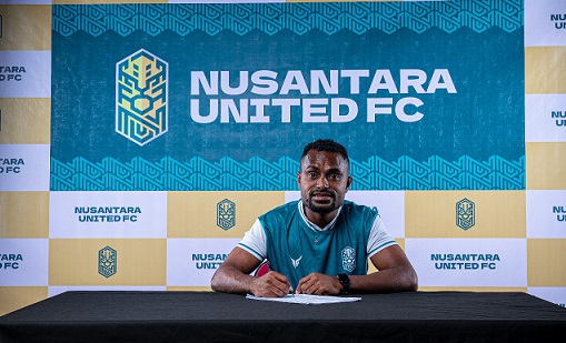 Dominggus Kereway Resmi Gabung Nusantara United SALATIGA (Awal.id) - Manajemen Nusantara United resmi mengumumkan Dominggus Kereway sebagai pemain pertama dalam skuat yang disiapkan untuk mengarungi Liga 2 musim 2022/2023. Sesuai arahan Pelatih Utama Nusantara United, Slamet Riadi, winger berusia 27 tahun asal Manokwari tersebut akan mengisi posisi sayap di lini serang. Dominggus akan menjadi amunisi penting tim untuk mengeksploitasi pertahanan lawan. Sebelumnya, dia pernah menjadi pilar PON Papua Barat, Perseman Manokwari, Persewangi Banyuwangi, Semeru FC, Martapura FC, dan Kalteng Putra. Domi sapaan akrabnya mengatakan siap untuk memulai petualangan baru dalam kariernya sekaligus membantu klub finis di posisi terbaik. “Tentunya, saya sangat senang dan bangga dapat bergabung di Nusantara United. Saya berharap, semoga saya bisa menjadi bagian yang mampu membawa tim ini lolos ke Liga 1,” ucap Domi. Tak hanya itu, Ia menandaskan ingin menjadikan Nusantara United menjadi tim yang sangat menarik di masa depan. (is) Awal.id, Dominggus Kereway, Gabung Nusantara Unted, Liga 2, 2022/2023