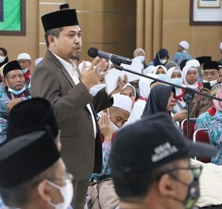 Wakil Ketua DPRD Jateng Ferry Wawan Cahyono menyambut kedatangan Kloter 5 Embarkasi Solo di Asrama Haji Donohudan Boyolali, Senin (18/7/2022). 