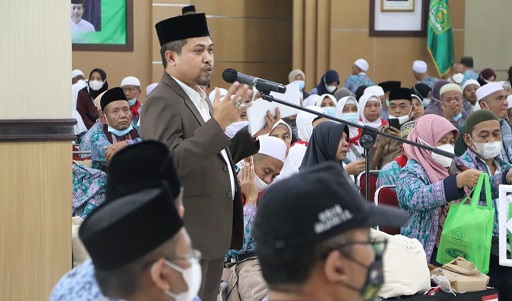 Wakil Ketua DPRD Jateng Ferry Wawan Cahyono menyambut kedatangan Kloter 5 Embarkasi Solo di Asrama Haji Donohudan Boyolali, Senin (18/7/2022). 