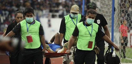 Carlos Fortes ditandu keluar lapangan, karena mengalami cedera saat melawan Arema FC