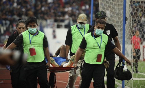 Carlos Fortes ditandu keluar lapangan, karena mengalami cedera saat melawan Arema FC
