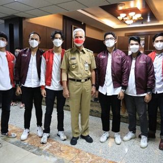 Gubernur Ganjar Pranowo menerima kontingan E-Sport Jawa Tengah yang akan berlaga di ajang Festival Olahraga Rekreasi Nasional (Fornas) ke VI di Palembang,Senin (3/7)