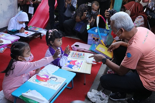 Gubernur Jateng Ganjar Pranowo beekomunikasi dengan anak-anak dalam rangkaian Festival Anak Jawa Tengah 2022 yang digelar di Pendopo Kecamatan Banyumas, Kabupaten Banyumas, Rabu (27/7)