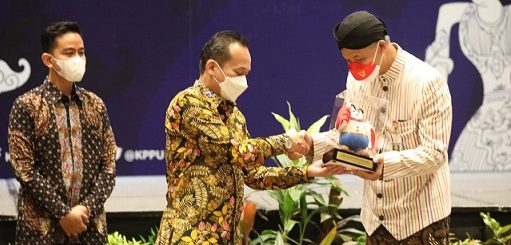 Gubernur Jawa Tengah, Ganjar Pranowo didampingi Wali Kota Surakarta, Gibran Rakabuming Raka, hadir pada acara Rakernas KPPU (Komisi Pengawas Persaingan Usaha) di Hotel Alila, Surakarta, Kamis (14/7). Ganjar berharap KPPU RI bisa memberikan rekomendasi untuk percepatan penanganan inflasi, khususnya di Jateng