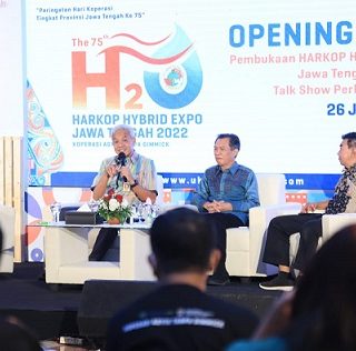 Gubernur Jateng Ganjar Pranowo hadir pada Peringatan Hari Koperasi Tingkat Provinsi Jawa Tengah ke-75 dan mengikuti talk show perkoperasian, di Gedung Gradhika Bhakti Praja, Selasa (26/7)