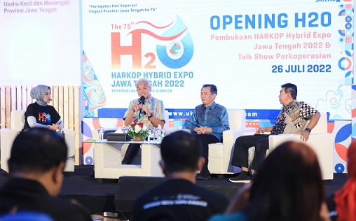 Gubernur Jateng Ganjar Pranowo hadir pada Peringatan Hari Koperasi Tingkat Provinsi Jawa Tengah ke-75 dan mengikuti talk show perkoperasian, di Gedung Gradhika Bhakti Praja, Selasa (26/7)