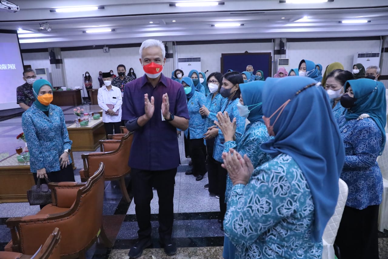 Gubernur Jawa Tengah, Ganjar Pranowo menghadiri acara Rakor Pembina TP PKK, di Gradhika Bhakti Praja, Selasa (19/7). Ganjar minta PKK ikut berperan membantu inflasi di Jateng
