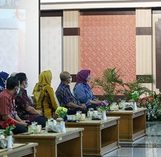 Gubernur Jateng ganjar Pranowo memberi arahan dan peringatan keras kepada 126 kepala SMAN/SMKN/SLBN di lingkungan Pemprov Jateng yang dilantik di Gedung Gradhika Bhakti Praja, kompleks kantor Gubernur Jateng di Semarang, Selasa (12/7/2022)