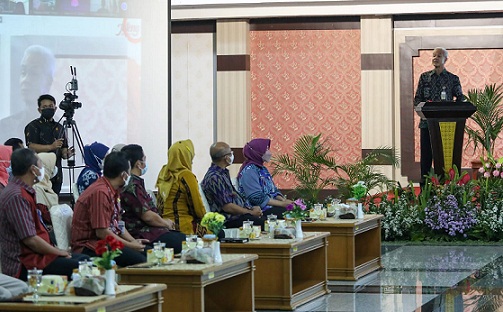 Gubernur Jateng ganjar Pranowo memberi arahan dan peringatan keras kepada 126 kepala SMAN/SMKN/SLBN di lingkungan Pemprov Jateng yang dilantik di Gedung Gradhika Bhakti Praja, kompleks kantor Gubernur Jateng di Semarang, Selasa (12/7/2022)
