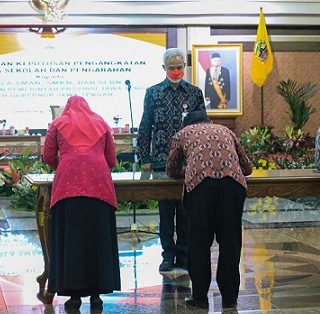 Kepala Sekolah SMAN/SMKN/SLBN di lingkungan Pemprov Jateng yang dilantik Gubernur Ganjar Pranowo menandatangani Pakta Integritas, pada acara Penyerahan Keputusan Pengangkatan Kepala Sekolah dan Pengarahan kepada Kepala SMAN, SMKN, dan SLBN di Lingkungan Pemerintah Provinsi Jawa Tengah, berlangsung di Gedung Gradhika Bhakti Praja, kompleks kantor Gubernur Jateng di Semarang, Selasa (12/7/2022)